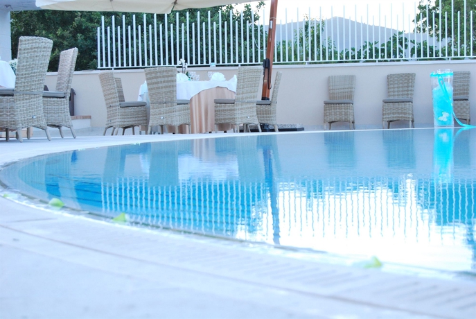 Imagen de la piscina del Hotel Le Rocce. Foto 8