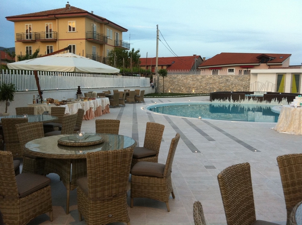 Imagen de la piscina del Hotel Le Rocce. Foto 10