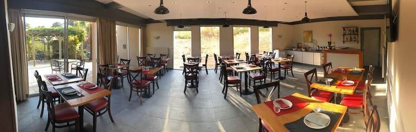 Imagen del bar/restaurante del Hotel Le Rocher Des Marais. Foto 3