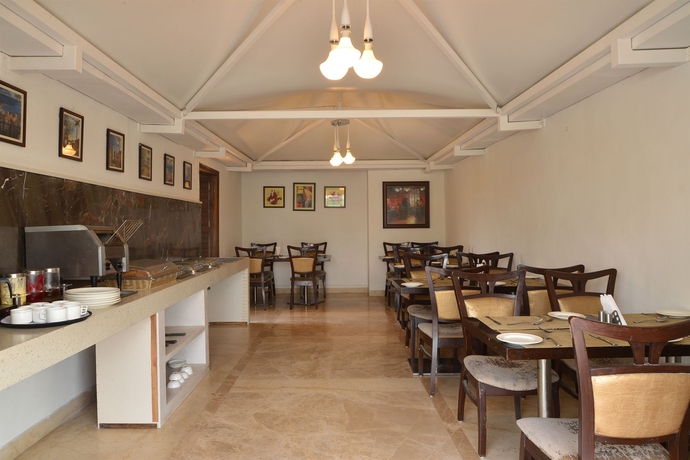 Imagen del bar/restaurante del Hotel Le Roi Delhi. Foto 2