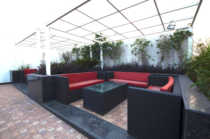 Imagen de los exteriores del Hotel Le Roi Delhi. Foto 9