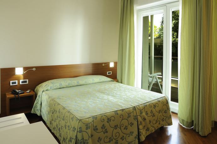 Imagen de la habitación del Hotel Le Roi. Foto 4