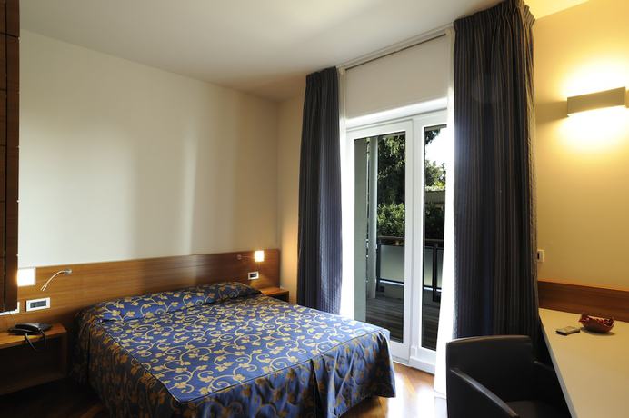 Imagen de la habitación del Hotel Le Roi. Foto 6