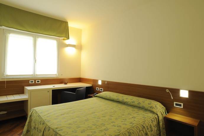 Imagen de la habitación del Hotel Le Roi. Foto 7