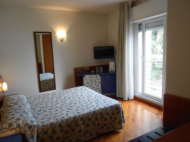 Imagen de la habitación del Hotel Le Roi. Foto 8