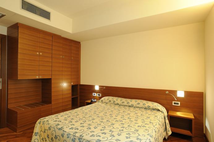 Imagen de la habitación del Hotel Le Roi. Foto 9