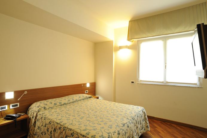 Imagen de la habitación del Hotel Le Roi. Foto 14