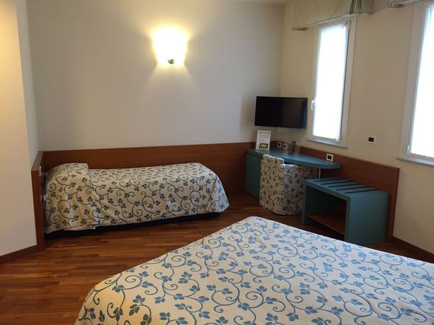 Imagen de la habitación del Hotel Le Roi. Foto 15