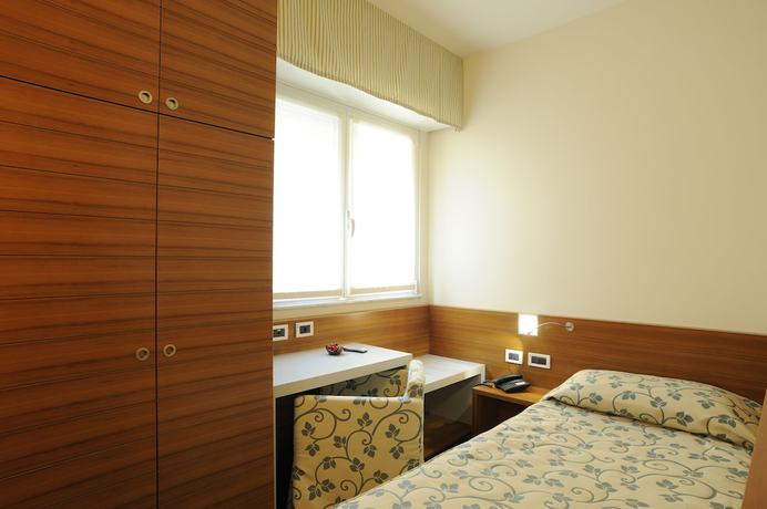 Imagen de la habitación del Hotel Le Roi. Foto 18