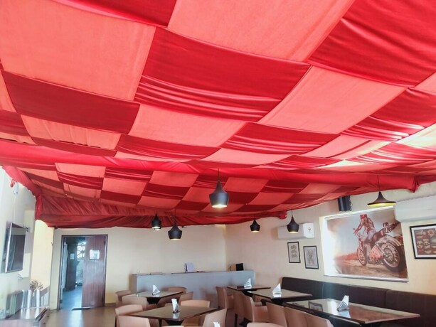 Imagen del bar/restaurante del Hotel Le Roi Jammu. Foto 18