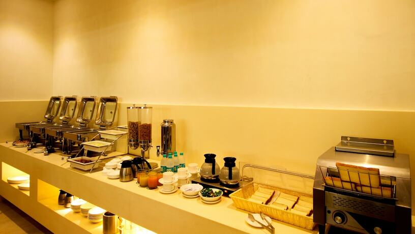 Imagen del bar/restaurante del Hotel Le Roi Raipur. Foto 18