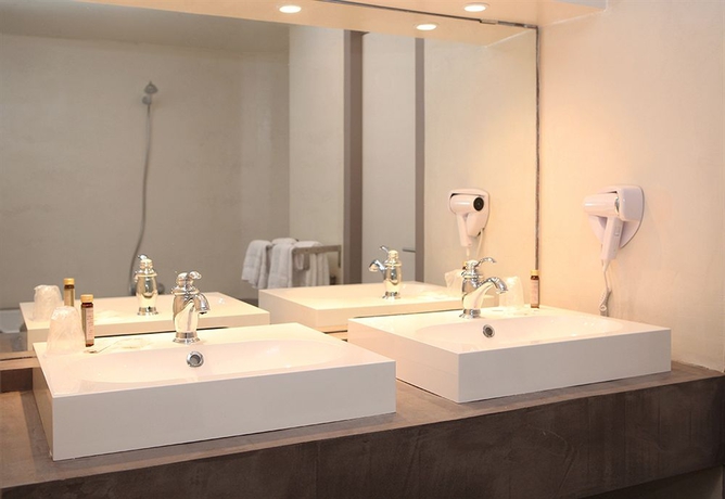 Imagen de la habitación del Hotel Le Roncevaux. Foto 4