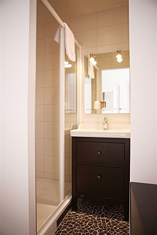 Imagen de la habitación del Hotel Le Roncevaux. Foto 13