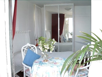 Imagen de la habitación del Hotel Le Roquebrune. Foto 8