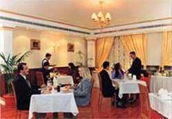 Imagen del bar/restaurante del Hotel Le Royal Arabia Kuwait. Foto 2