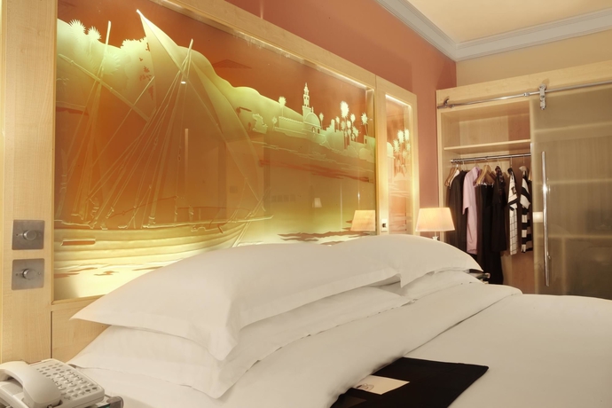 Imagen de la habitación del Hotel Le Royal. Foto 8