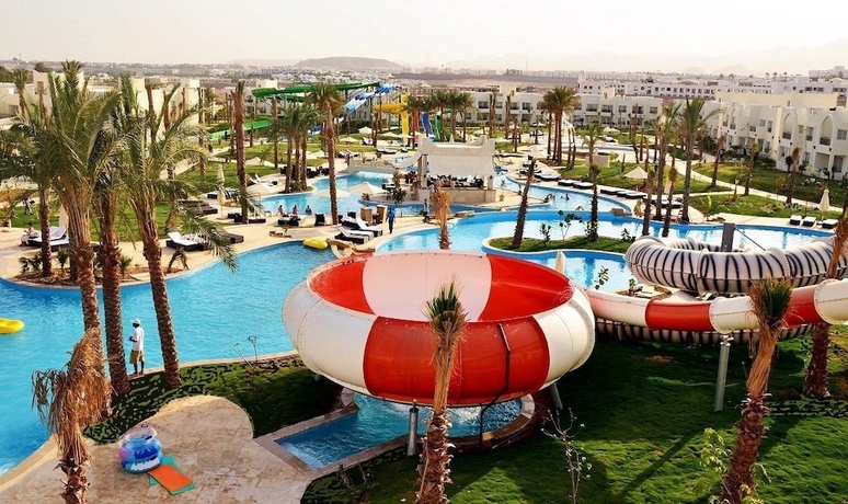 Imagen de la piscina del Hotel Le Royal Holiday Resort Aqua Park. Foto 12