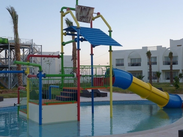 Imagen de la piscina del Hotel Le Royal Holiday Resort Aqua Park. Foto 14