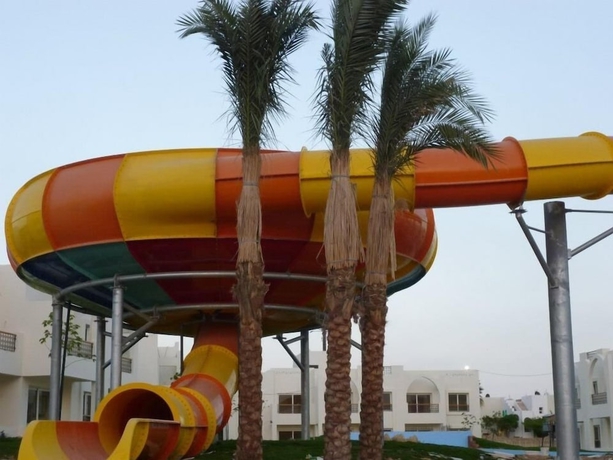 Imagen de la piscina del Hotel Le Royal Holiday Resort Aqua Park. Foto 15