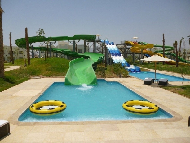 Imagen de la piscina del Hotel Le Royal Holiday Resort Aqua Park. Foto 16
