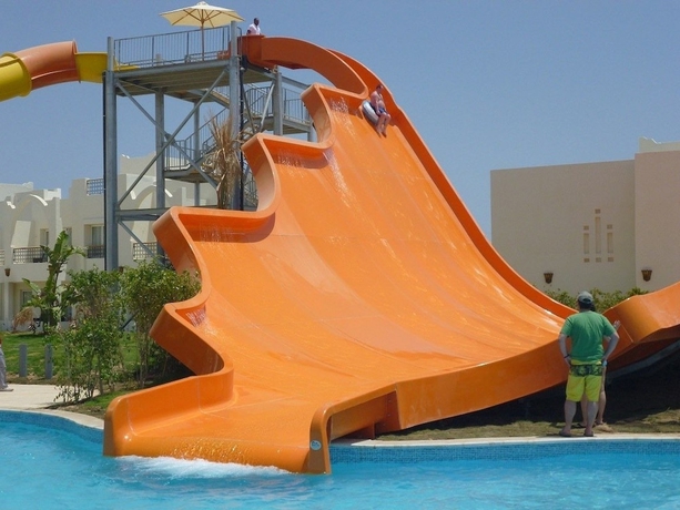 Imagen de la piscina del Hotel Le Royal Holiday Resort Aqua Park. Foto 17
