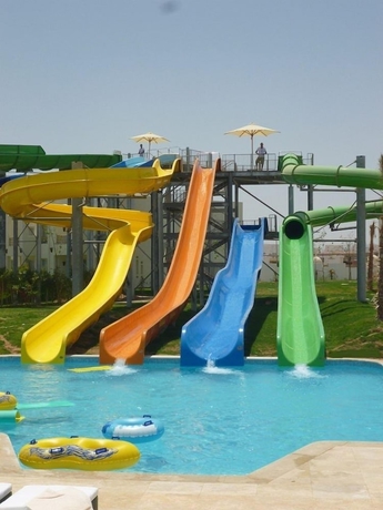 Imagen de la piscina del Hotel Le Royal Holiday Resort Aqua Park. Foto 18