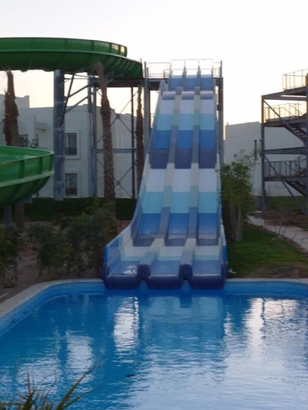 Imagen de la piscina del Hotel Le Royal Holiday Resort Aqua Park. Foto 19
