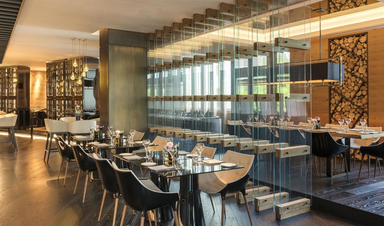 Imagen del bar/restaurante del Hotel Le Royal Meridien Abu Dhabi. Foto 1