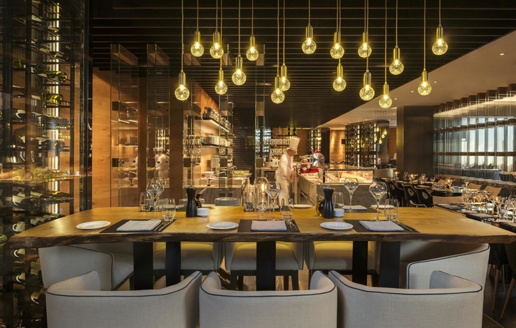 Imagen del bar/restaurante del Hotel Le Royal Meridien Abu Dhabi. Foto 12