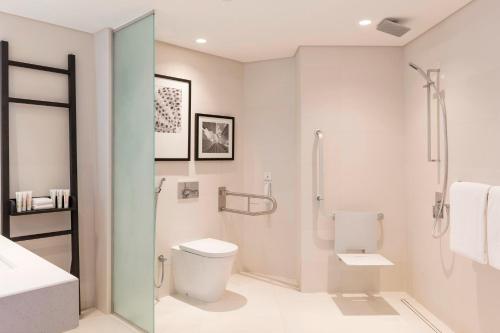 Imagen de la habitación del Hotel Le Royal Meridien Beach Resort and Spa. Foto 16