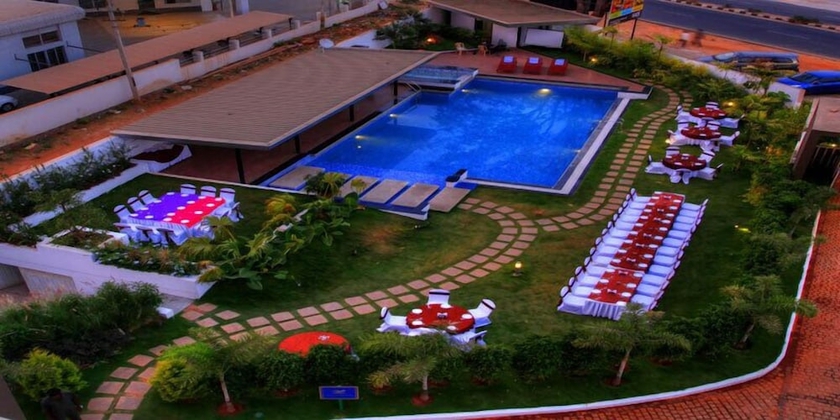 Imagen de la piscina del Hotel Le Ruchi The Prince. Foto 18