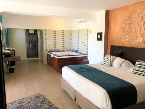 Imagen de la habitación del Hotel Le Ruesco. Foto 9
