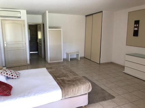 Imagen de la habitación del Hotel Le Ruesco. Foto 10