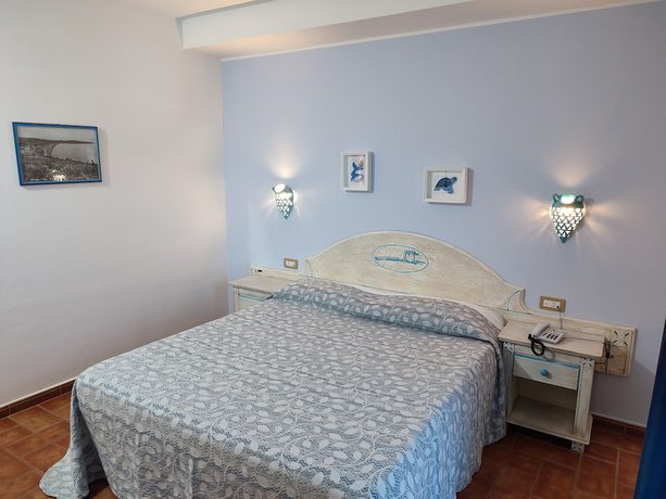 Imagen de la habitación del Hotel Le Sabbie Calasetta. Foto 2