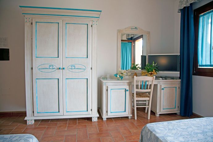 Imagen de la habitación del Hotel Le Sabbie Calasetta. Foto 3