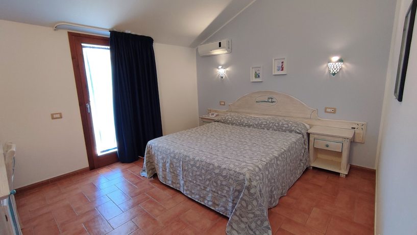 Imagen de la habitación del Hotel Le Sabbie Calasetta. Foto 10