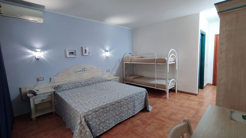 Imagen de la habitación del Hotel Le Sabbie Calasetta. Foto 13