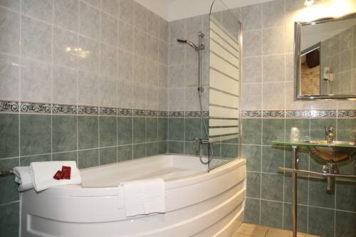 Imagen de la habitación del Hotel Le Saint Germain, Pezenas. Foto 13