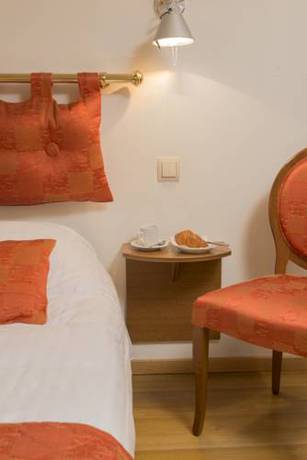 Imagen de la habitación del Hotel Le Saint-michel. Foto 10