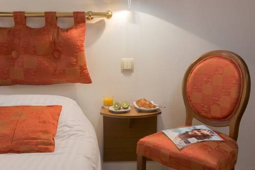Imagen de la habitación del Hotel Le Saint-michel. Foto 11