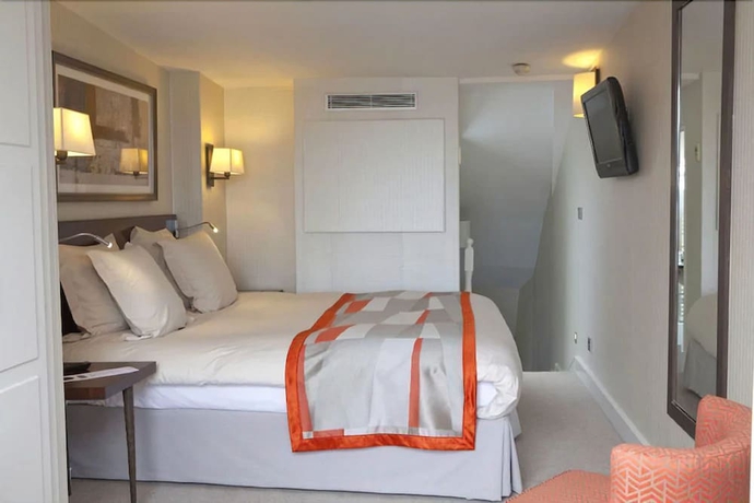 Imagen de la habitación del Hotel Le Senat. Foto 3