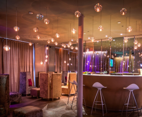 Imagen del bar/restaurante del Hotel Le Seven. Foto 2