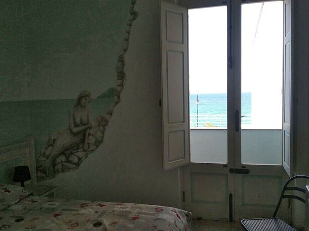 Imagen de la habitación del Hotel Le Sirene Scilla. Foto 17
