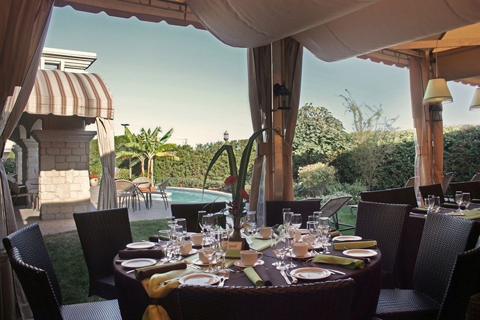 Imagen del bar/restaurante del Hotel Le St-martin and Suites Laval. Foto 2