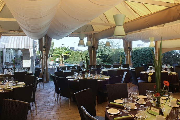 Imagen del bar/restaurante del Hotel Le St-martin and Suites Laval. Foto 3