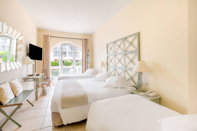 Imagen de la habitación del Hotel Le Suffren. Foto 2