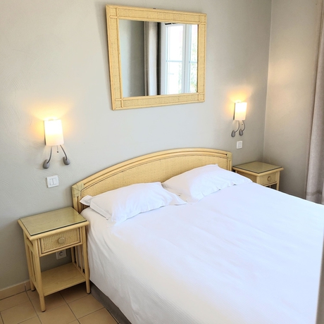 Imagen de la habitación del Hotel Le Suffren. Foto 8