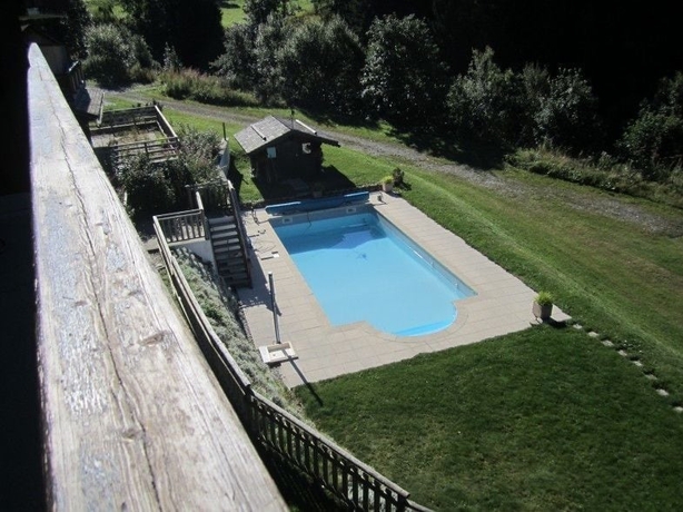 Imagen de la piscina del Hotel Le Tétras. Foto 18