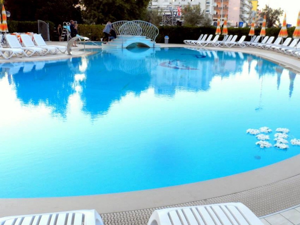 Imagen de la piscina del Hotel Le Tegnue. Foto 6