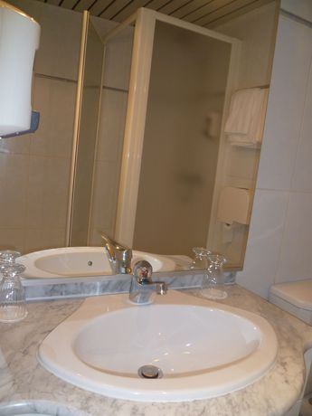 Imagen de la habitación del Hotel Le Terminus. Foto 5